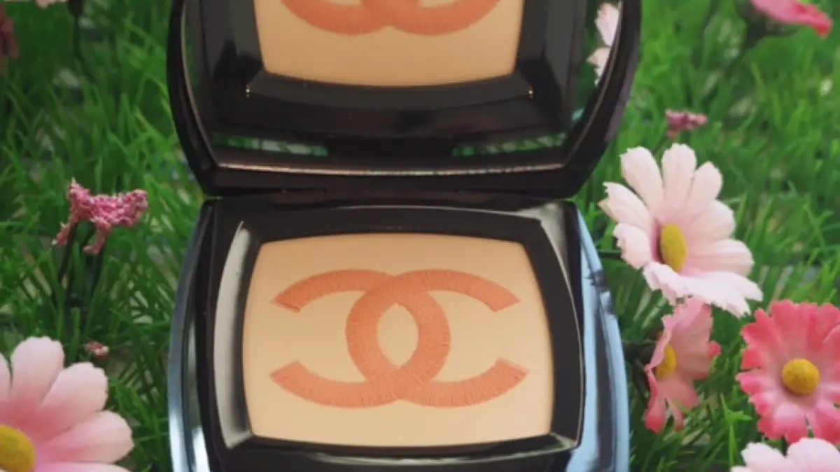 Chanel Poudre Lumière Highlighting Powder