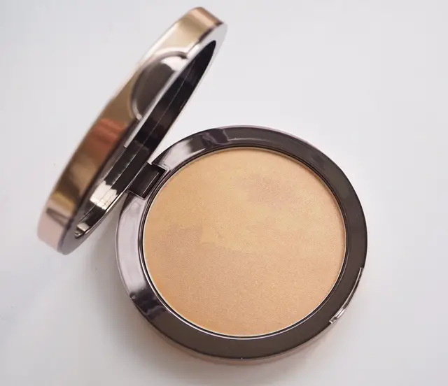 Delilah Pure Light Illuminating Powder