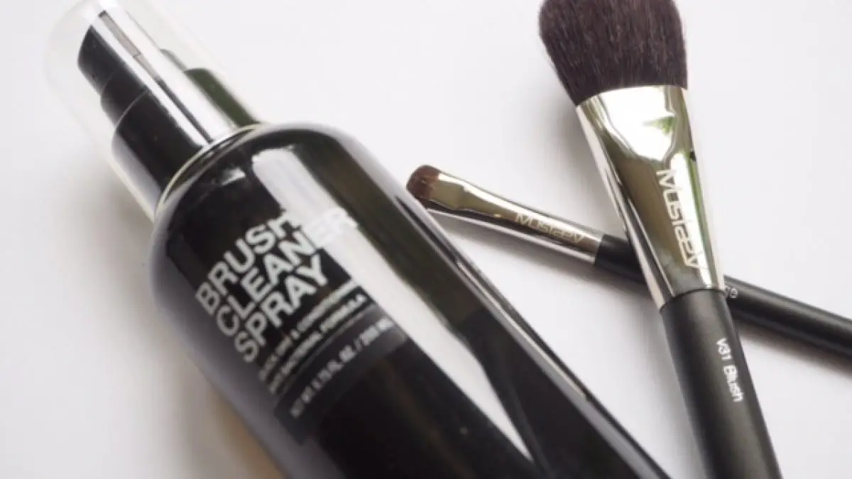 The Lilumia Brush Washer Is a New, Easy Way to Clean Your Makeup Brushes